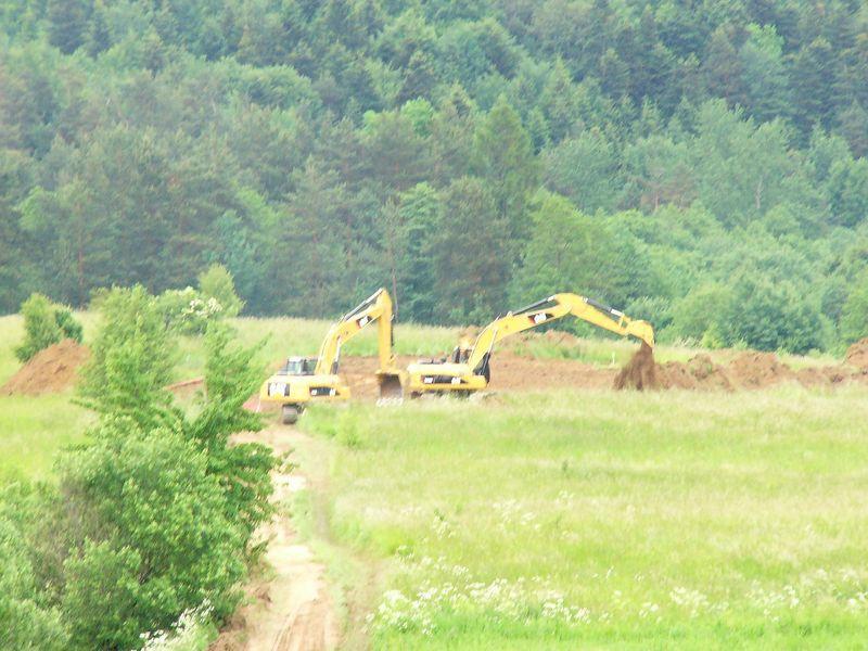 Rozpoczecie prac ziemnych za gora pod fundamenty.jpg